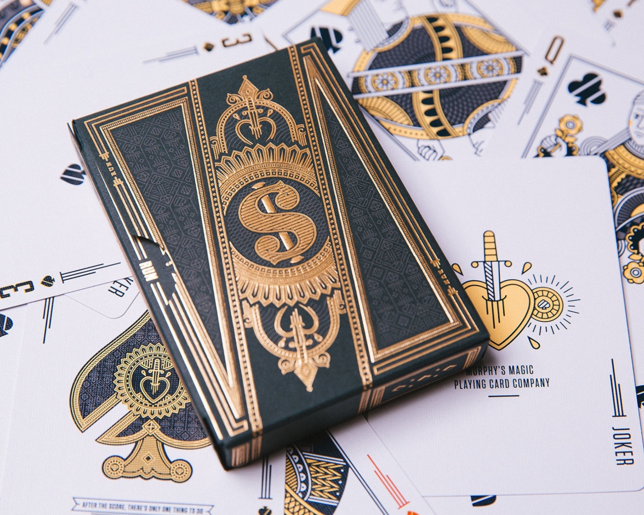 Красивая колода карт на столе 