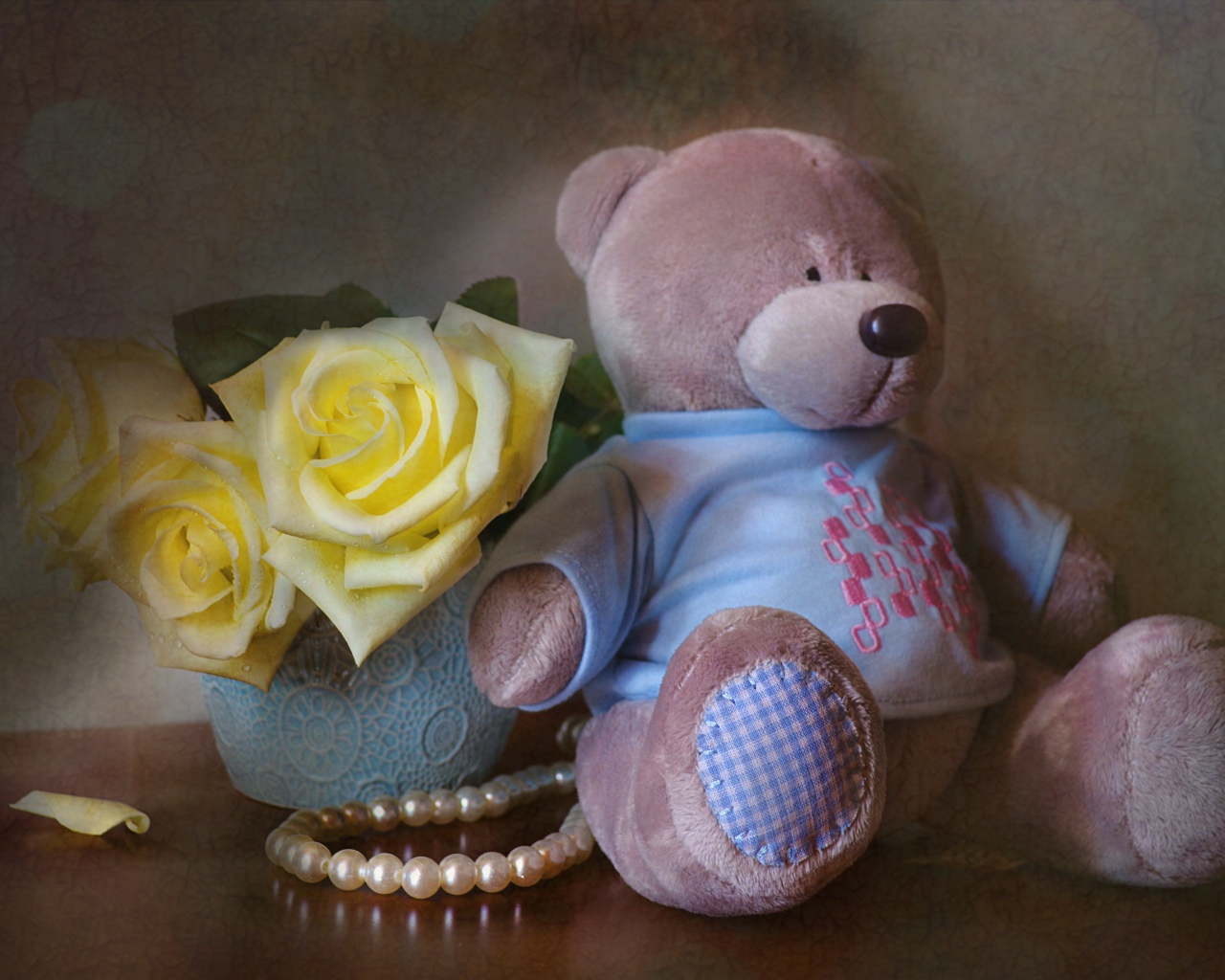 Большой плюшевый медведь с букетом желтых роз 