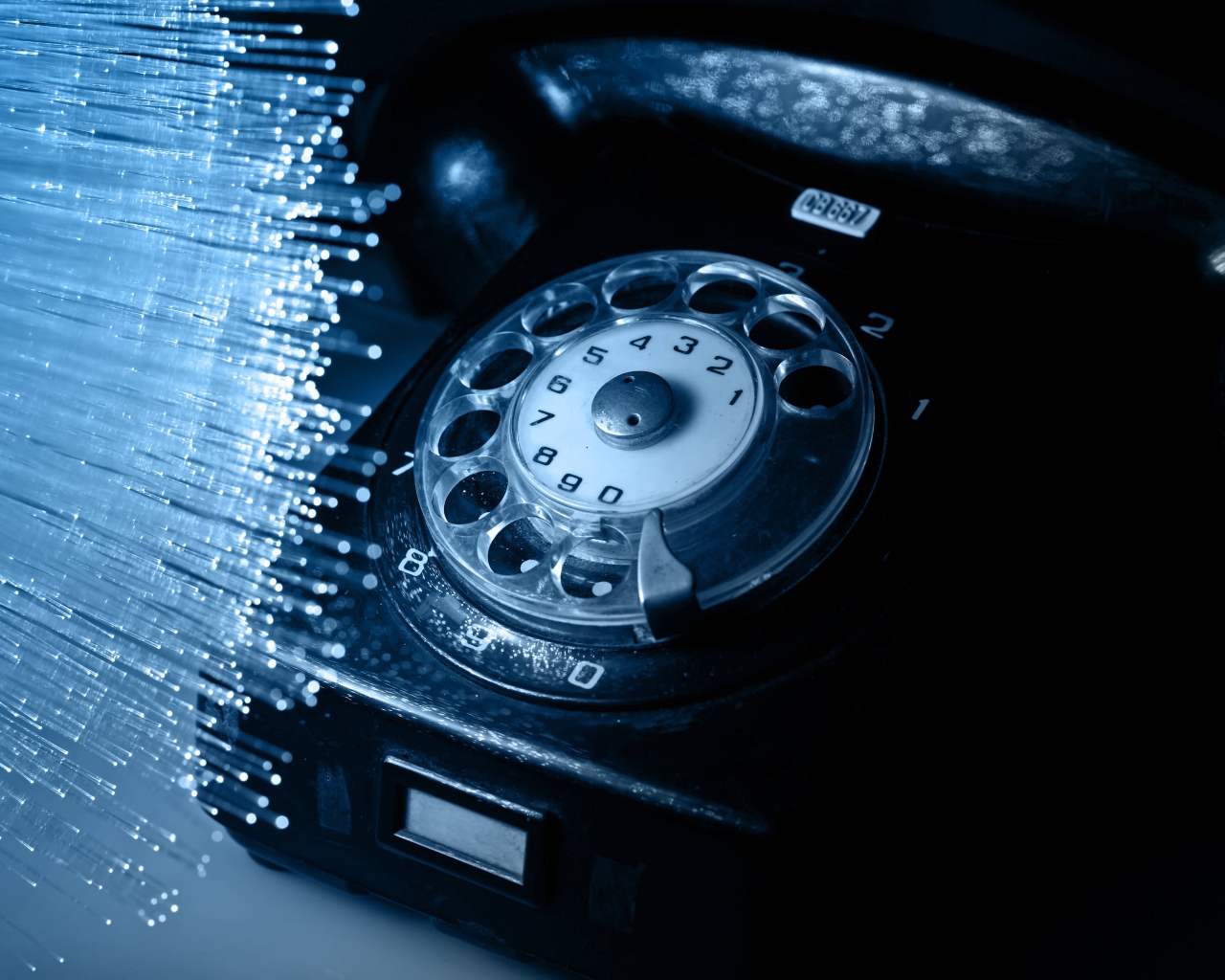 Черный ретро телефон на столе 