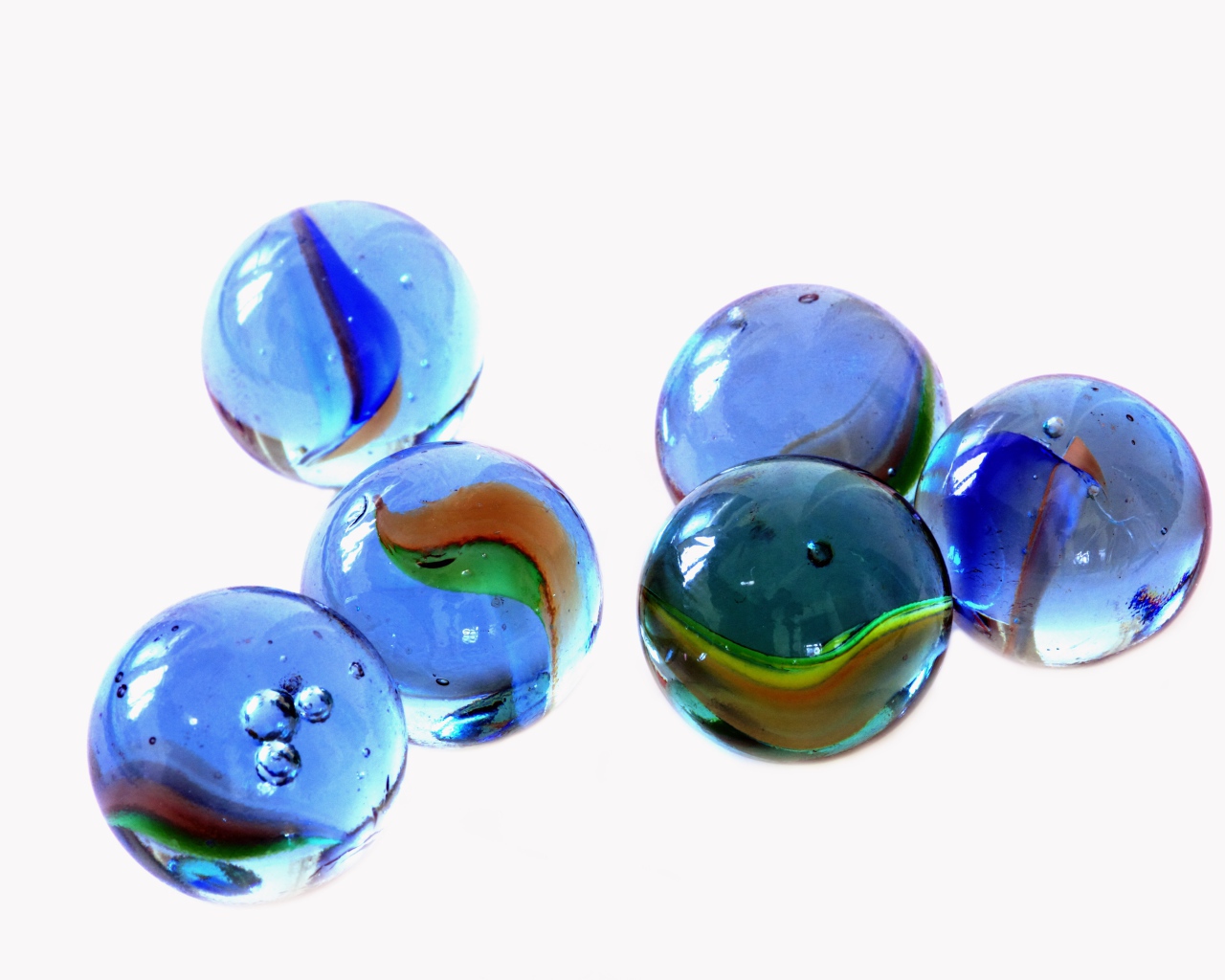 Голубые стеклянные шары на белом фоне 