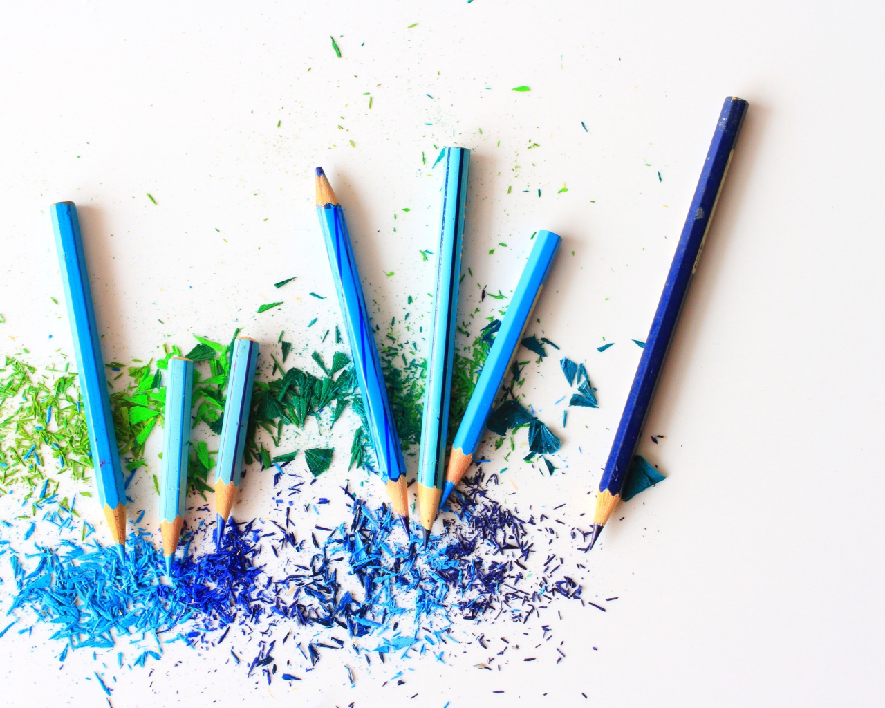 Голубые карандаши на белом фоне 