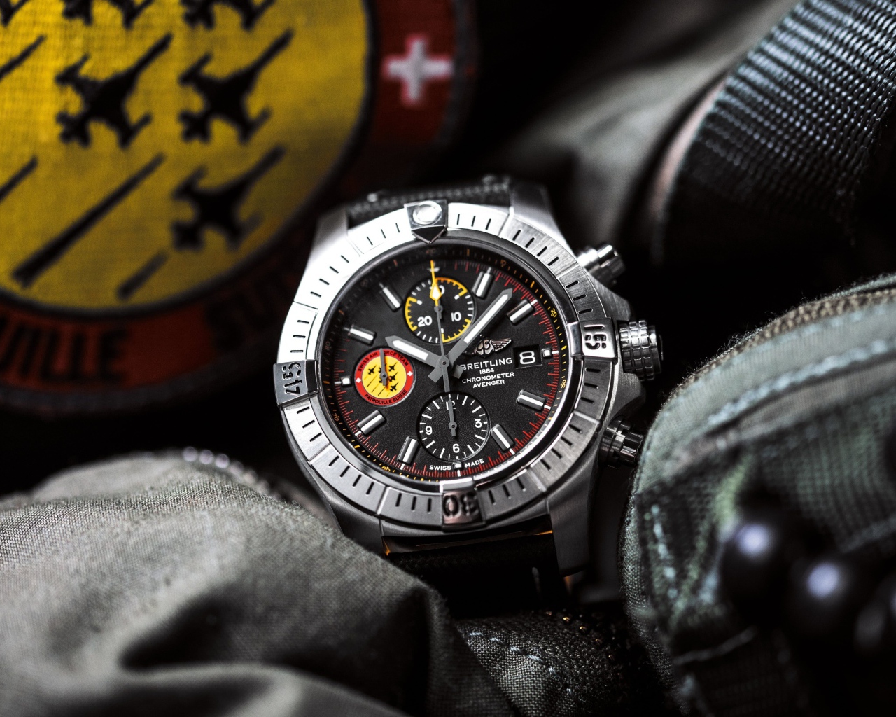 Наручные Breitling лежат на вещах 