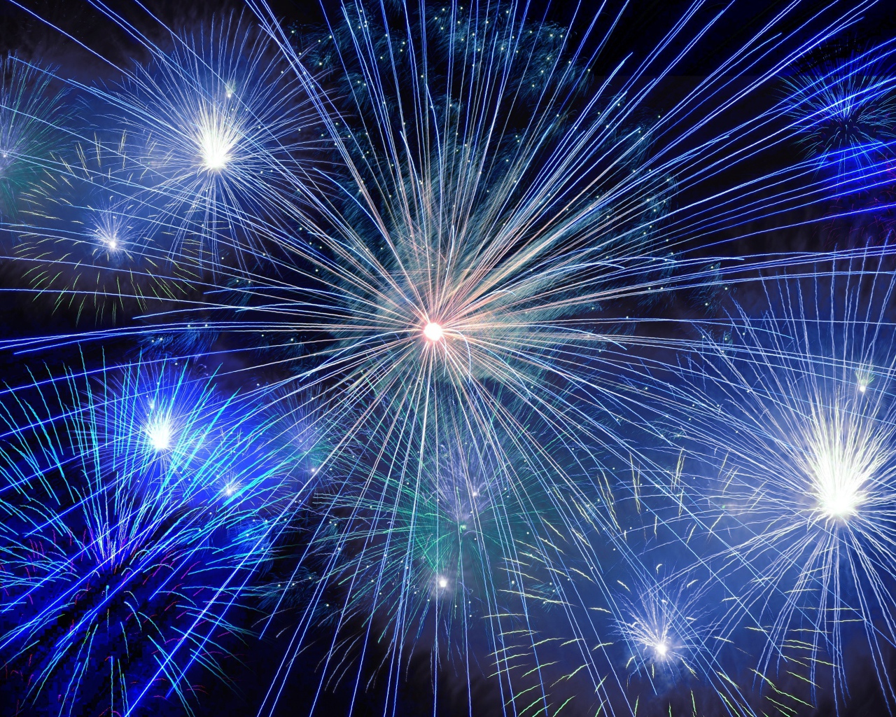 Яркие искры голубого фейерверка в темном небе