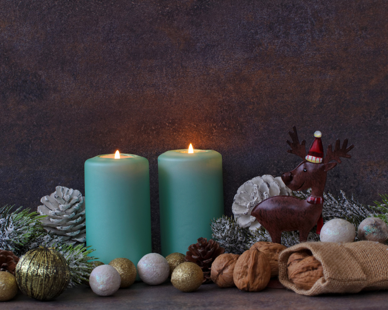 Зажженные свечи на фоне стены с декором