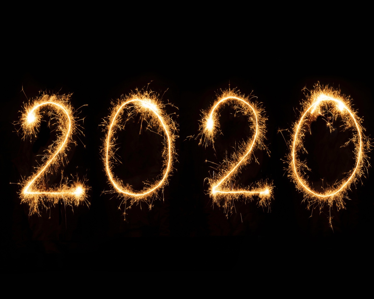 Горящие цифры 2020 на черном фоне 