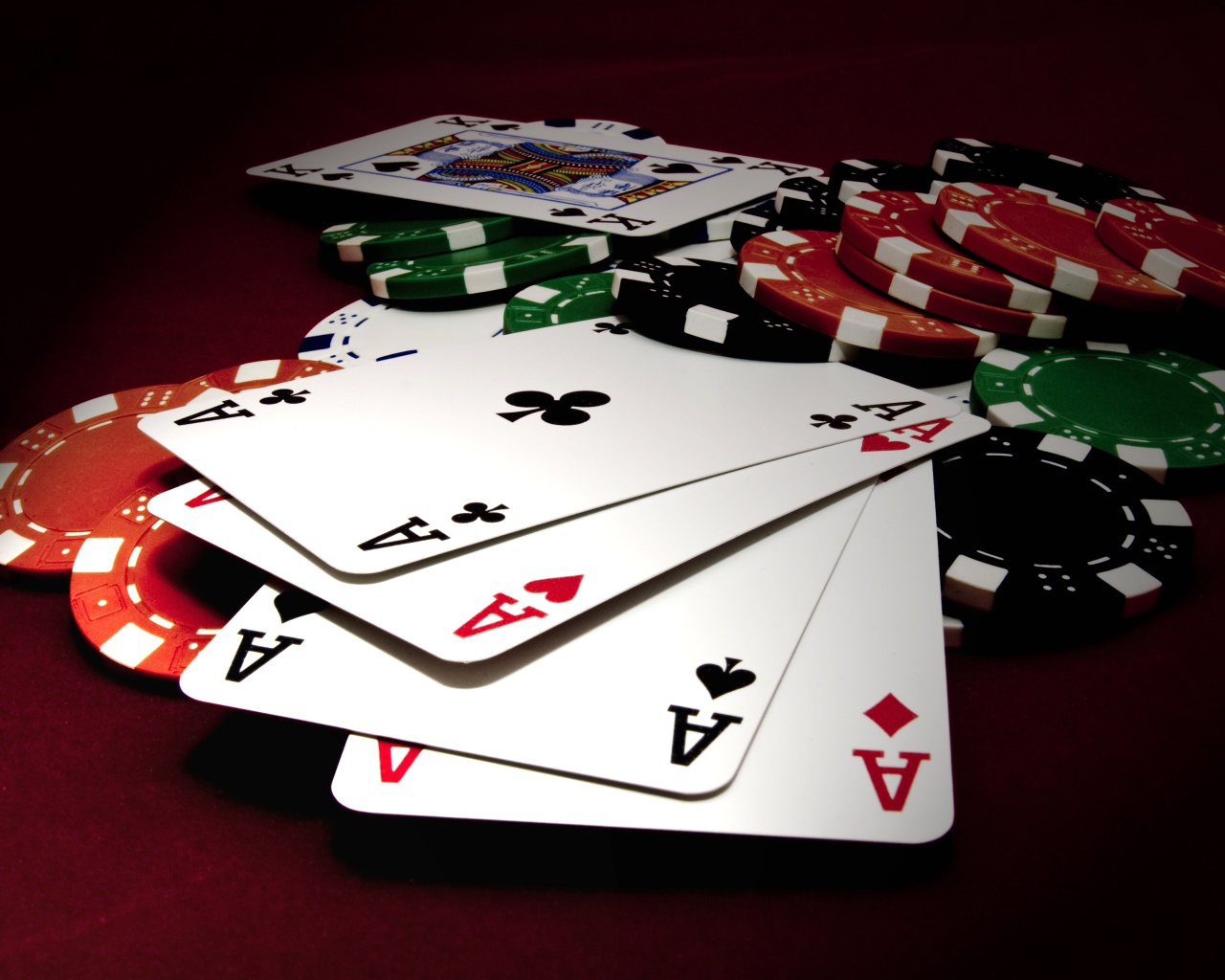 Карты и фишки для игры в  покер