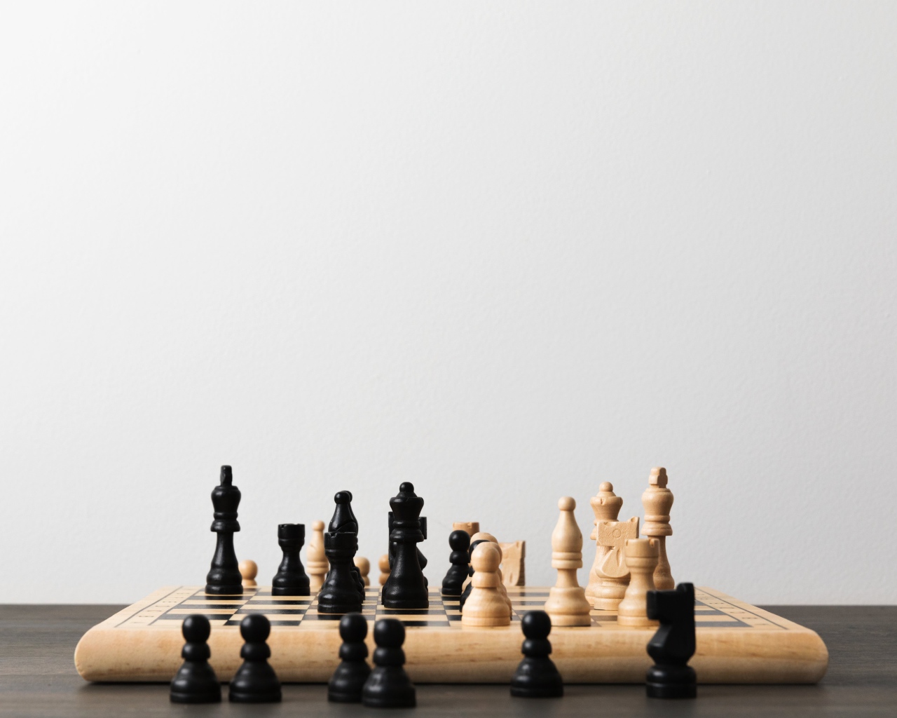 Шахматная доска с фигурами на сером фоне