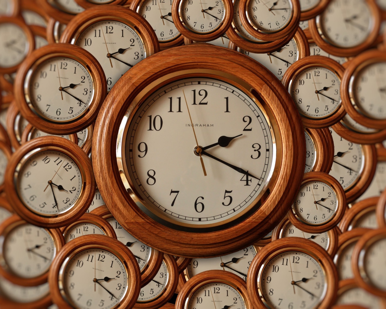 Часы на стене в деревянном корпусе 