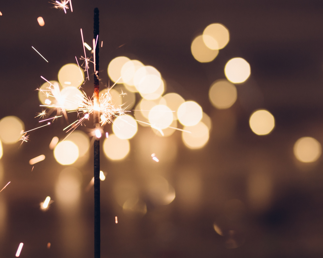 Зажженный бенгальский огонь крупным планом