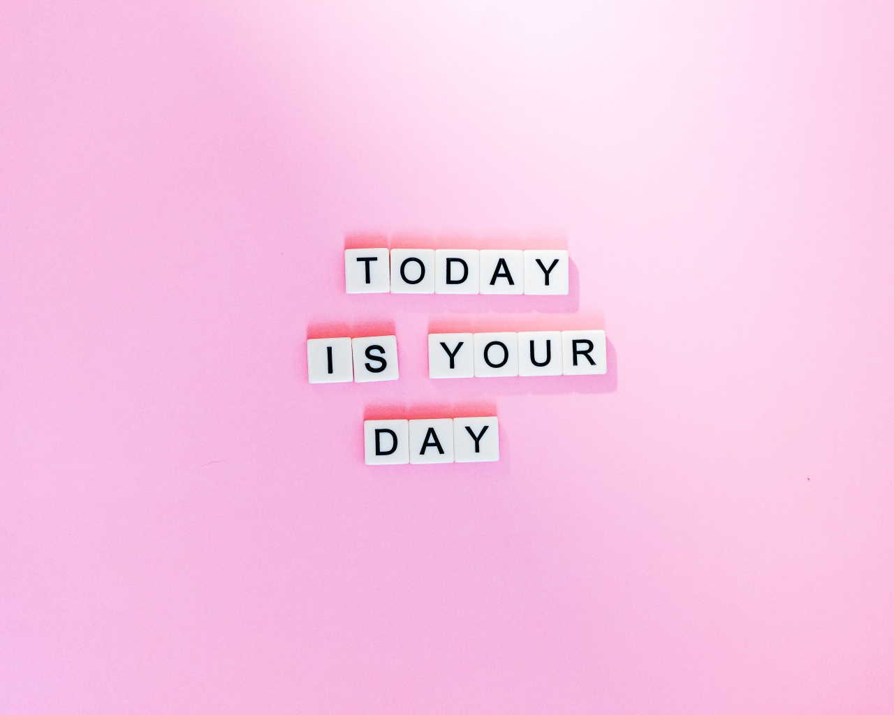 Кубики с надписью Today is your Day на розовом фоне