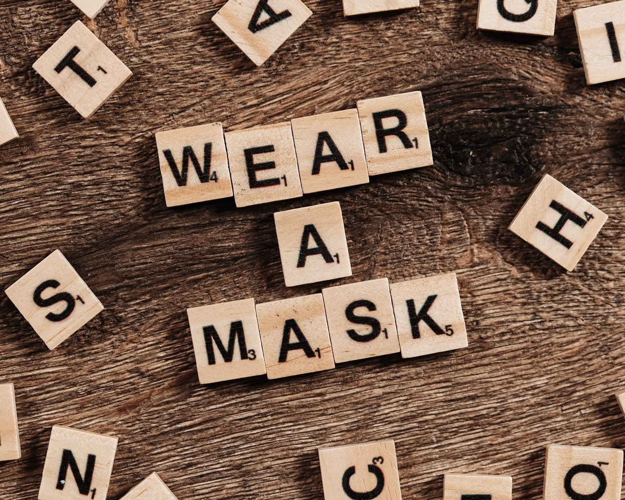 Кубики с буквами на английском языке на деревянном столе 