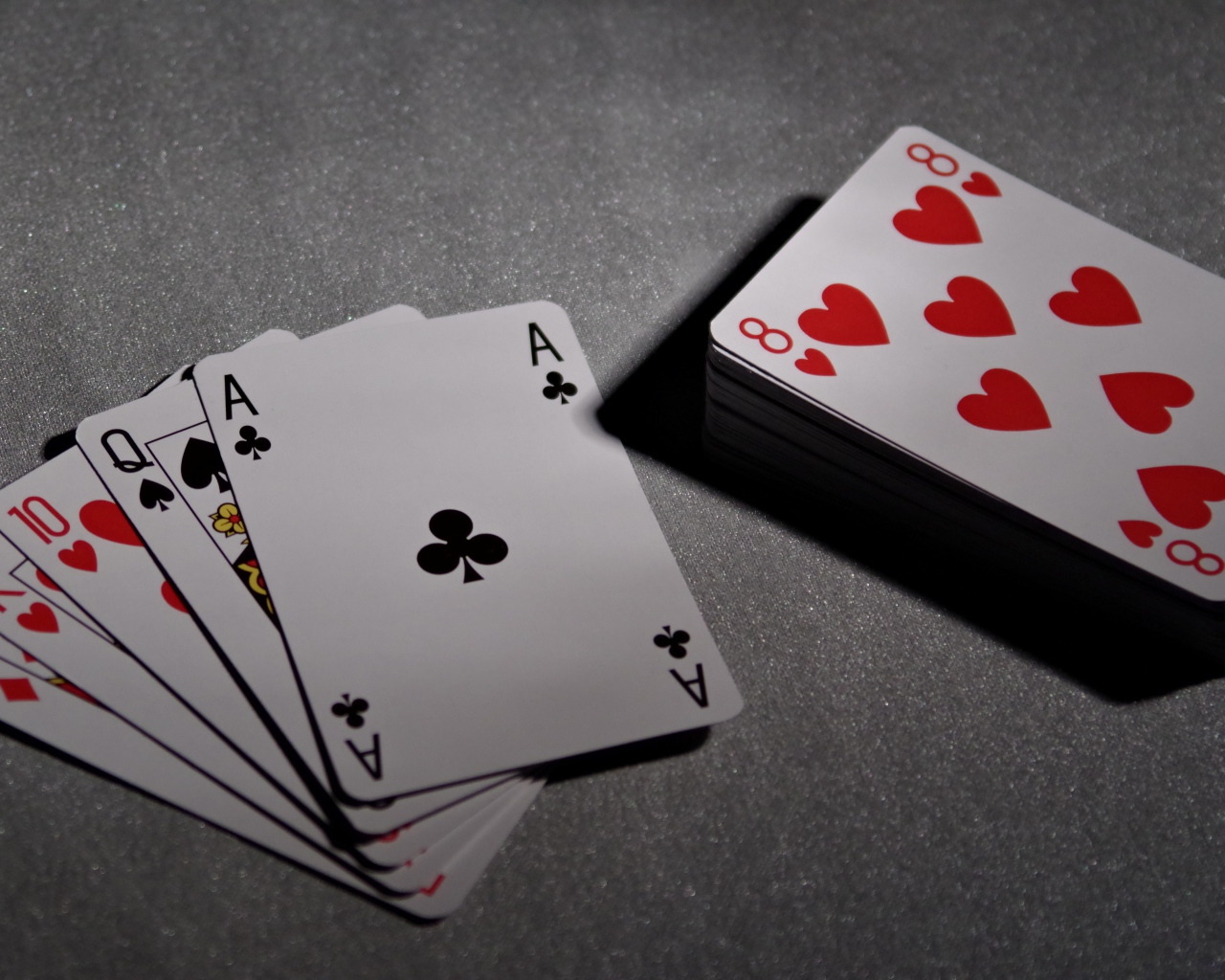 Колода игральных карт на сером столе