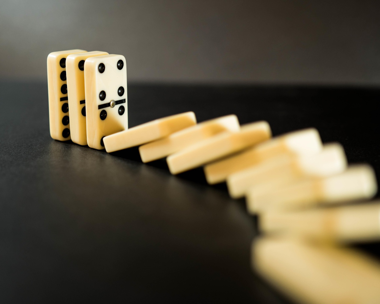 Кости для игры в домино на черном столе