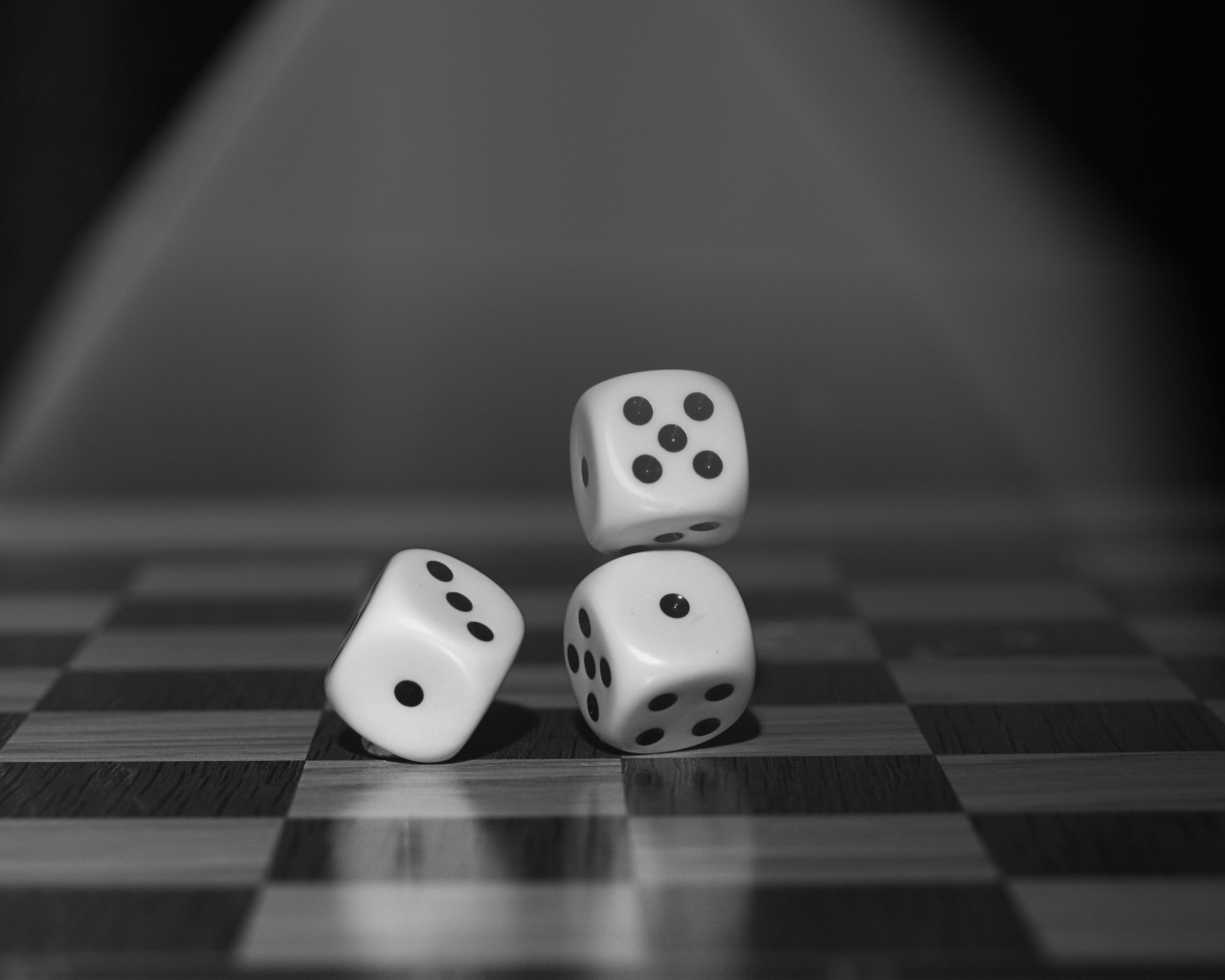 Игральные кости на шахматной доске