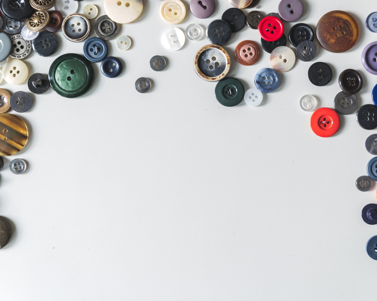 Разные пуговицы на сером фоне