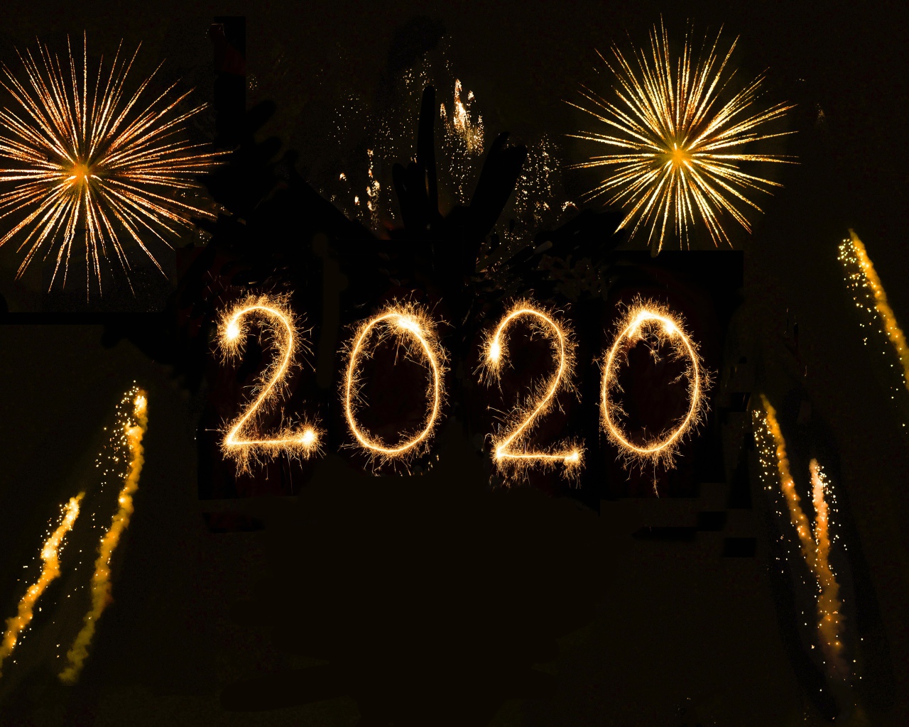 Цифры 2020 и салют на черном фоне