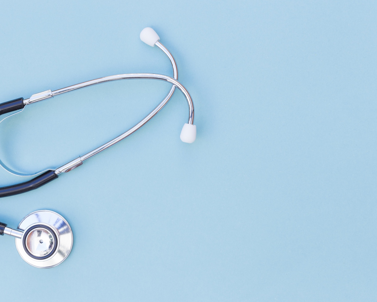 Фонендоскоп врача на голубом фоне