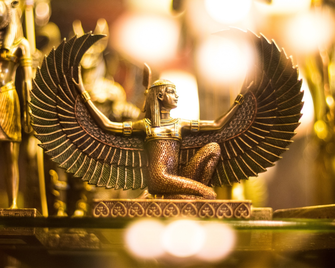 Египетские золотые фигурки на столе 