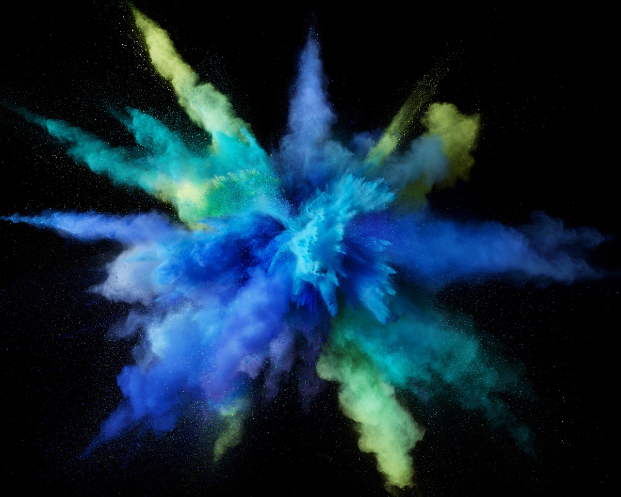 Взрыв сине-желтой краски на черном фоне