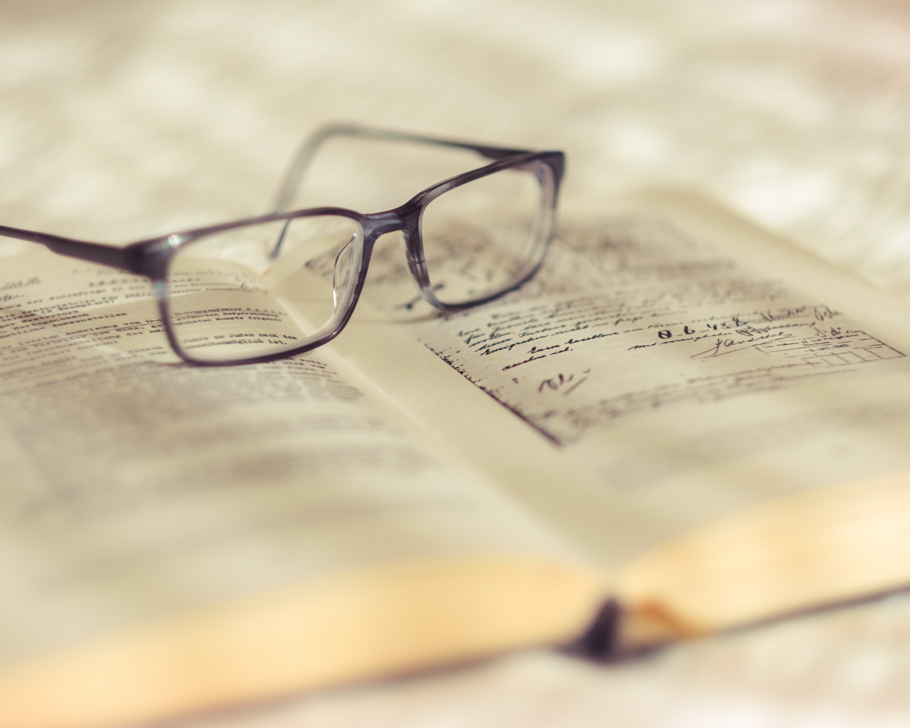 Очки для зрения лежат на книге