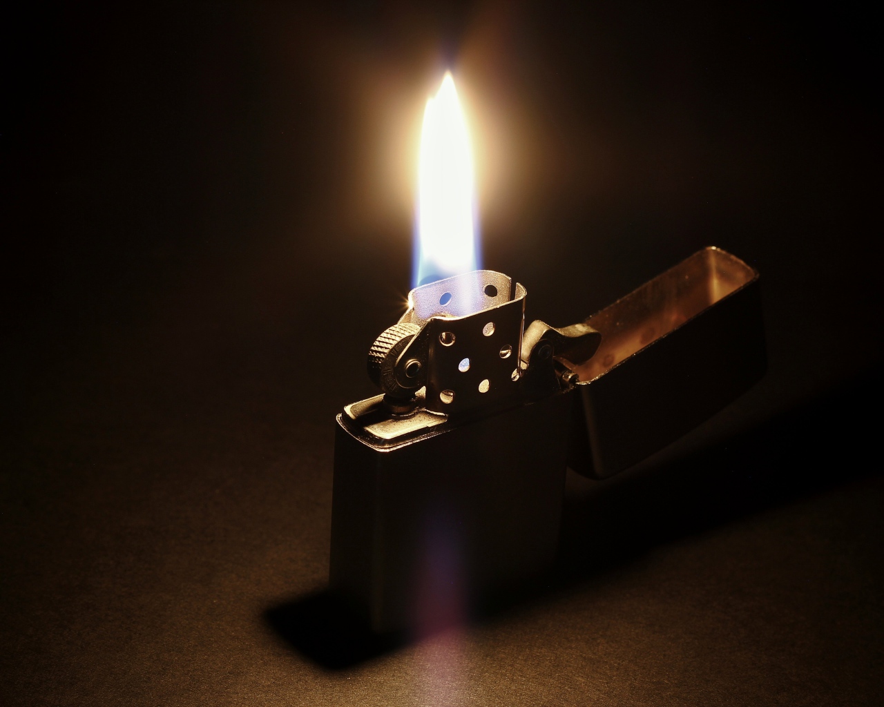 Огонь на зажженной зажигалке Zippo