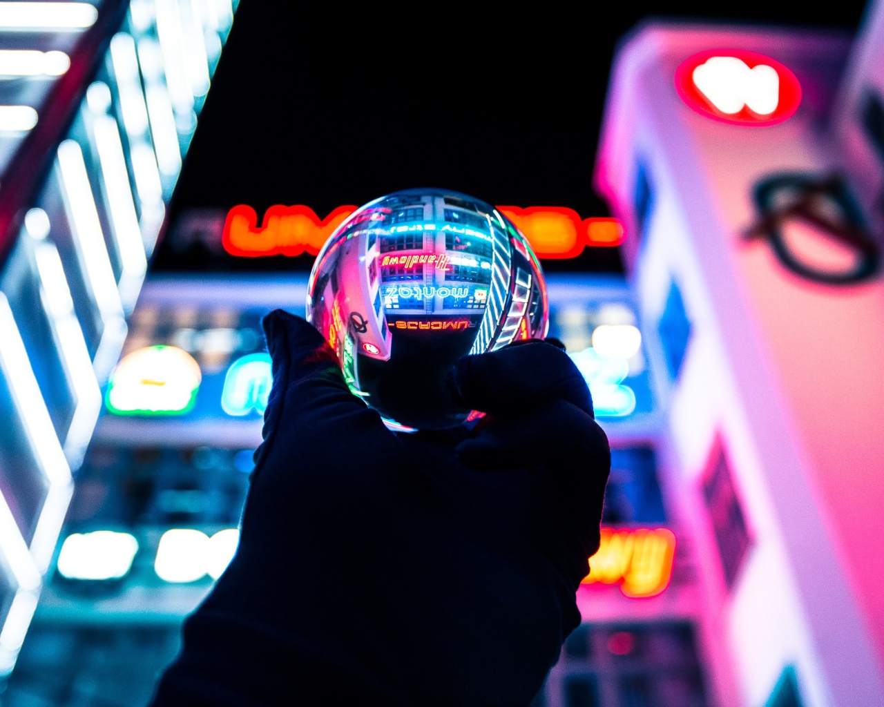 Стеклянный шар в руке на фоне казино 