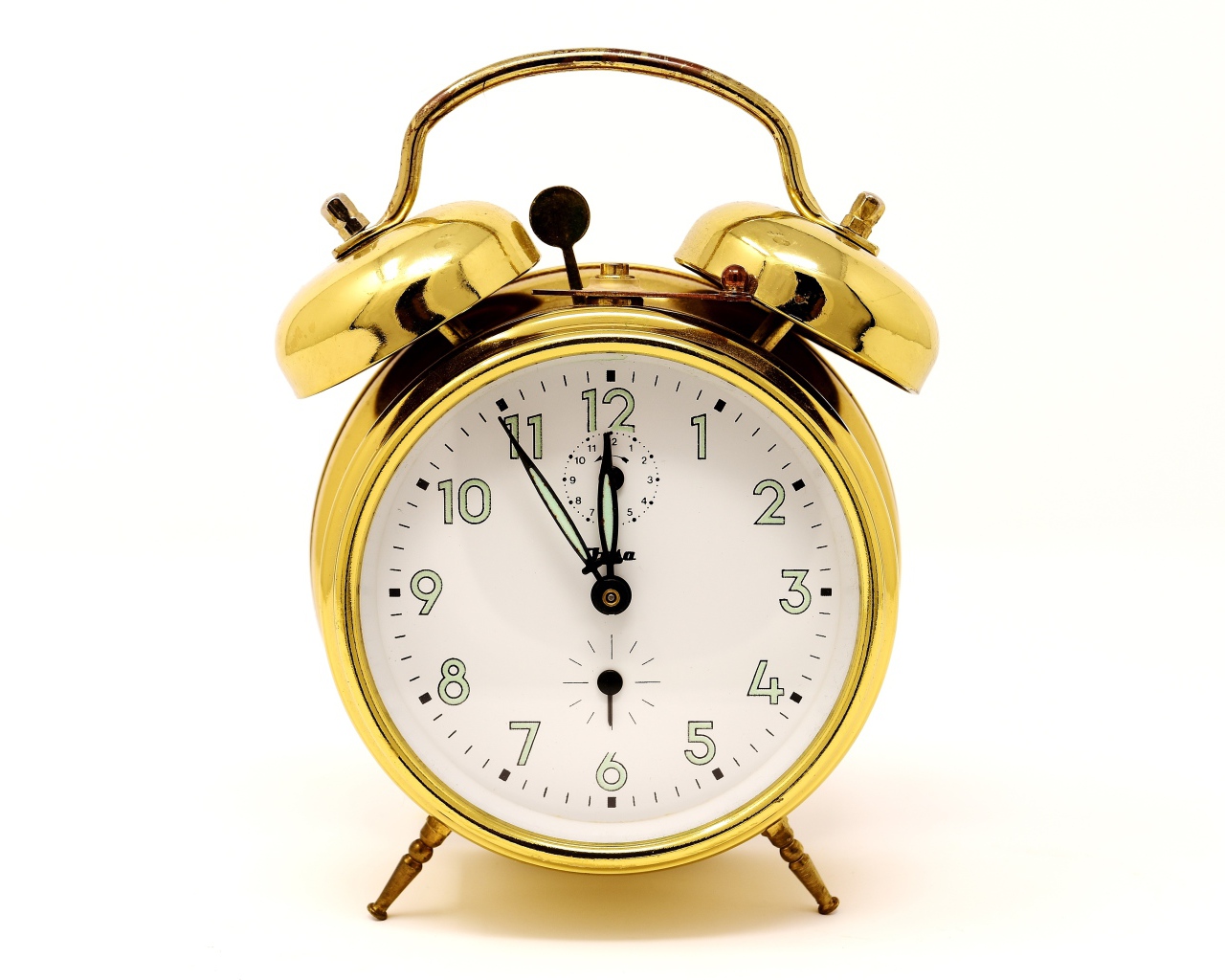 Золотой будильник на белом фоне 