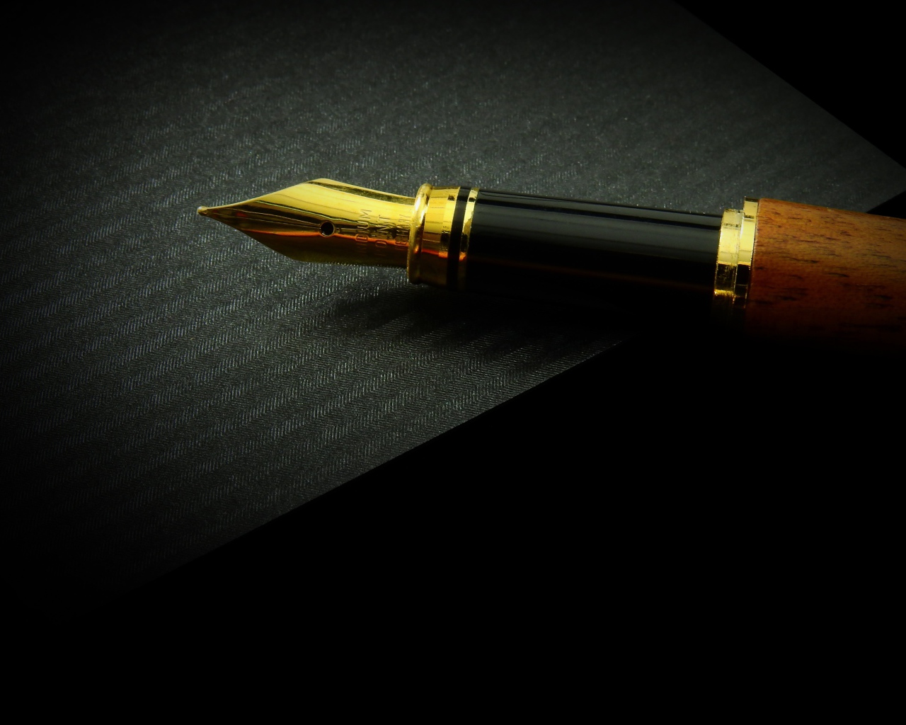 Чернильная ручка с золотым пером 