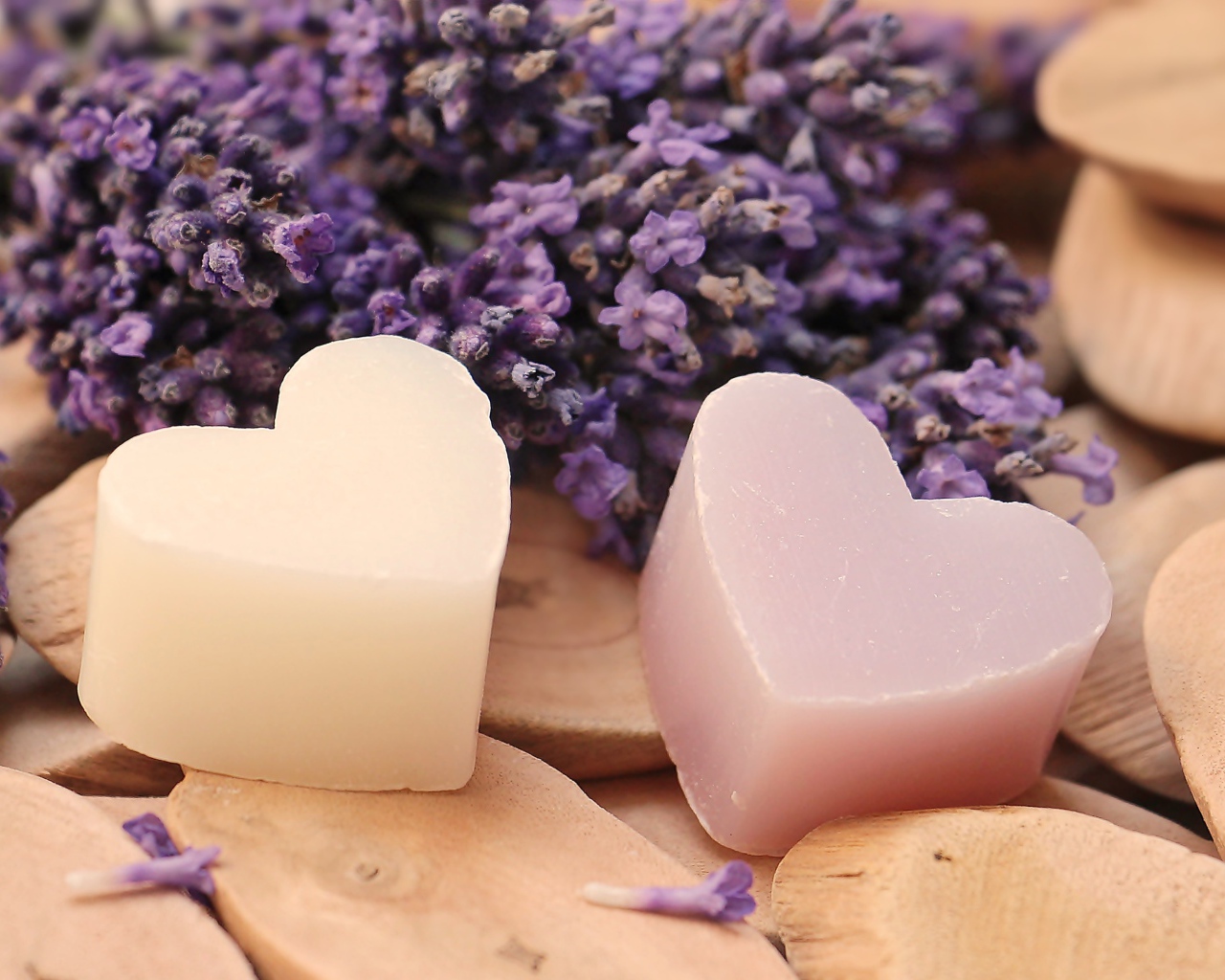 Мыло в форме сердца на столе с цветами лаванды