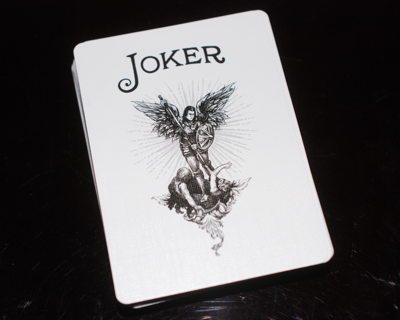 Карта Джокер на черном фоне