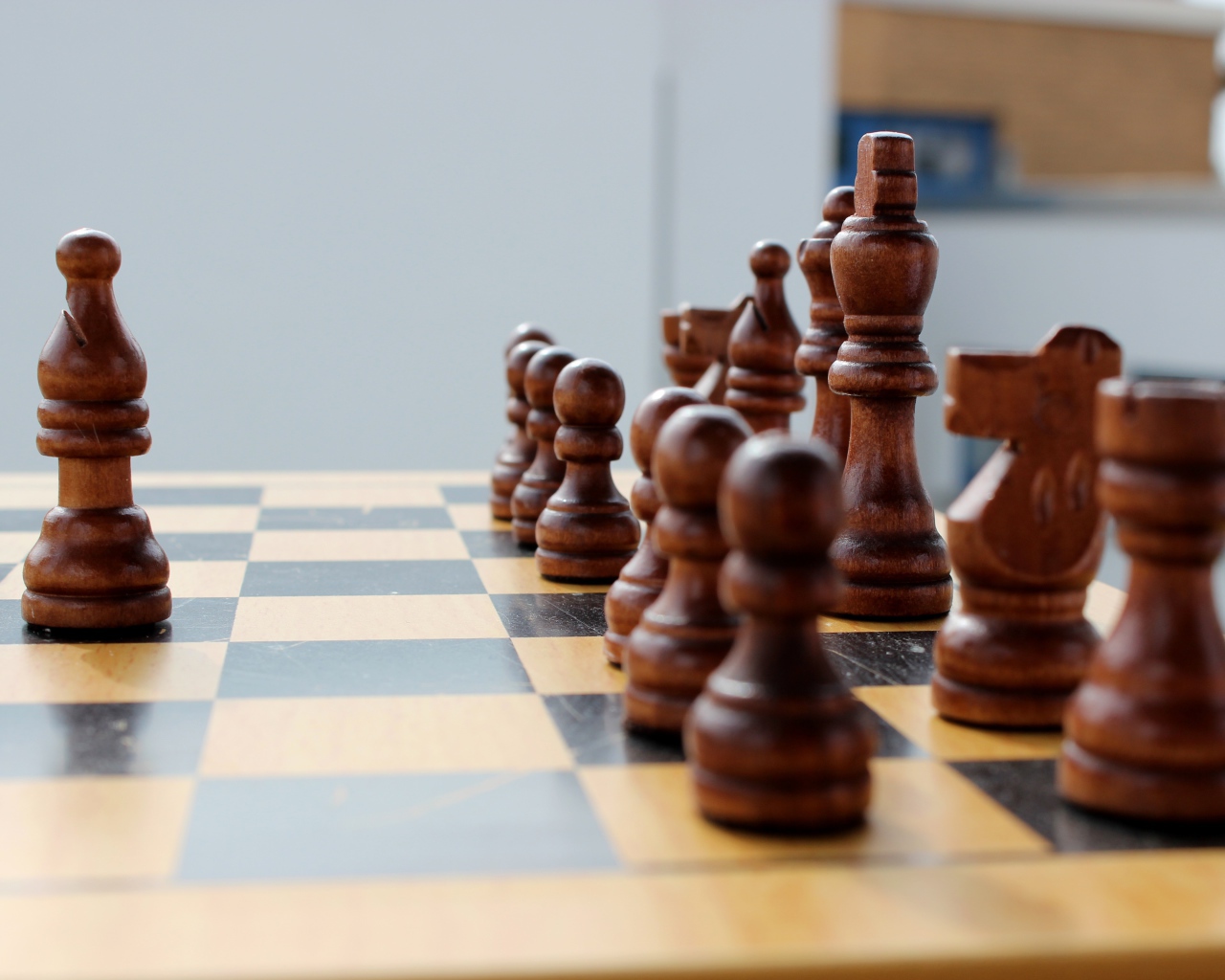 Большие деревянные шахматы на доске 