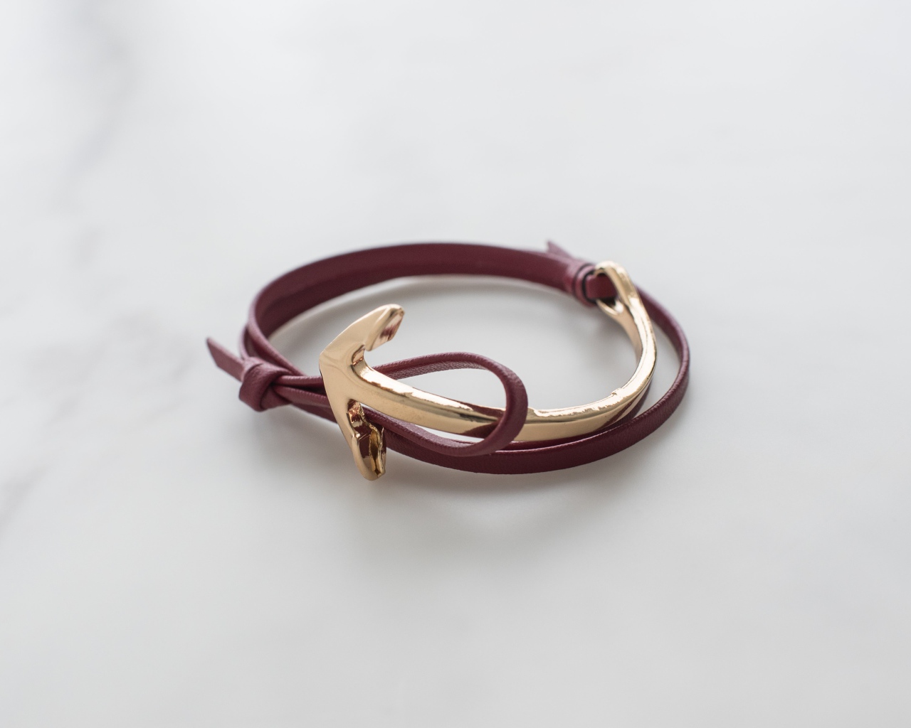 Кожаный браслет на руку на сером фоне