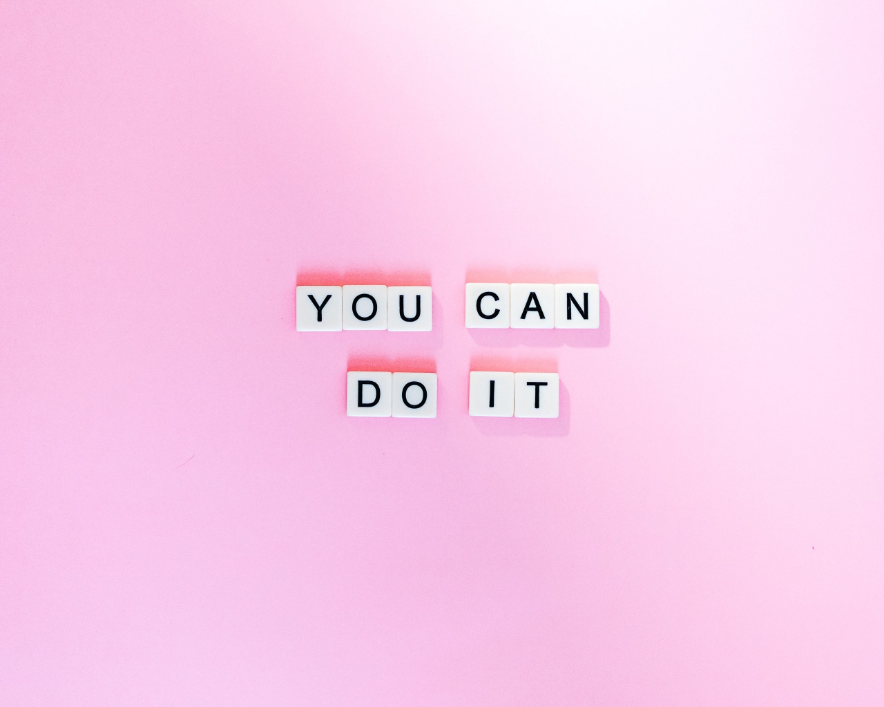 Надпись на кубиках You can do it на розовом фоне