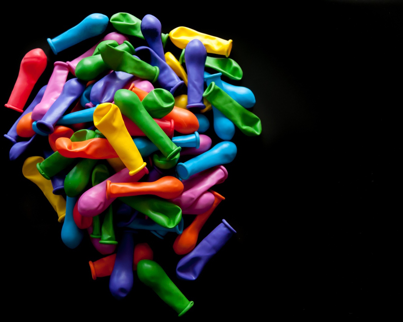 Много разноцветных шариком на черном фоне 