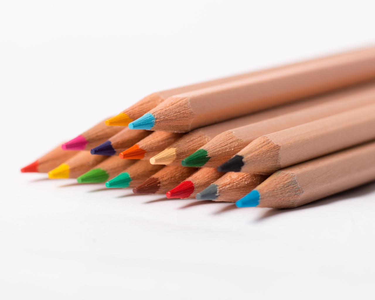 Разноцветные карандаши на белом фоне
