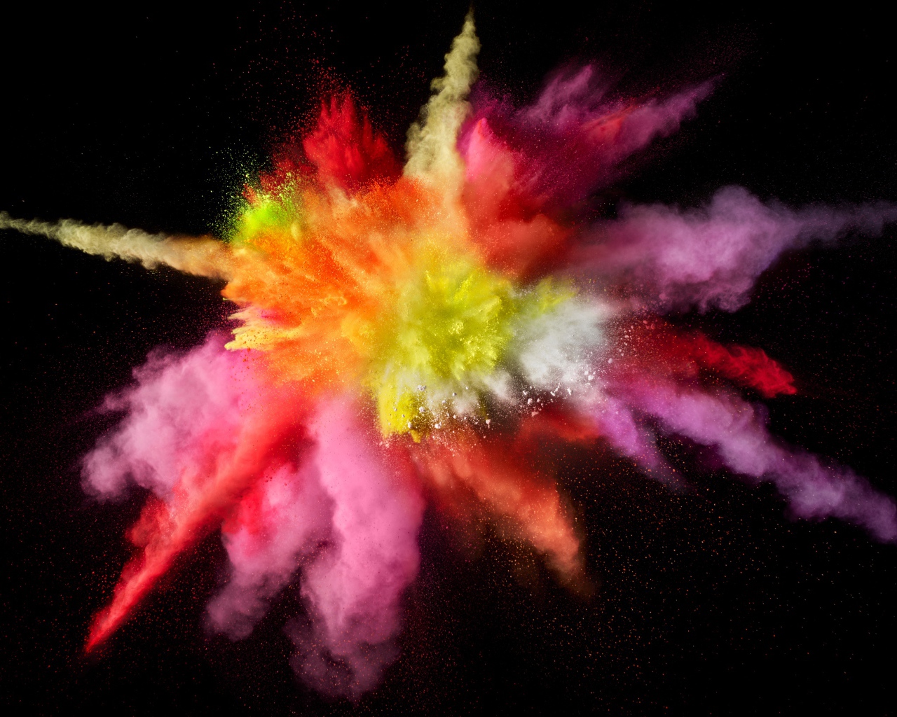 Разноцветный взрыв сухой краски на черном фоне