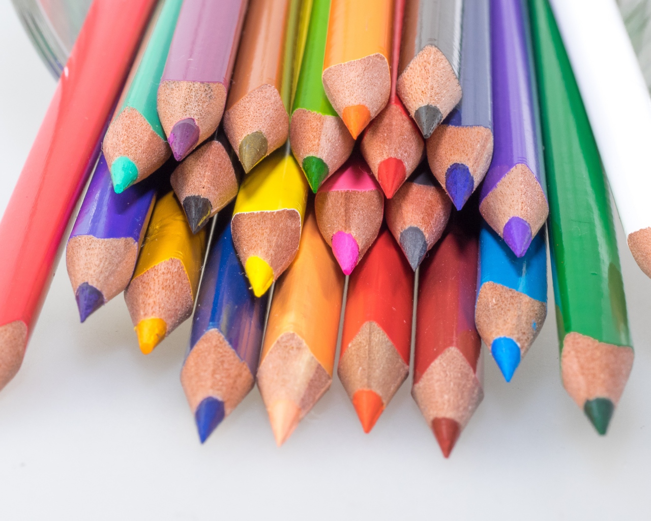Разноцветные карандаши на белом фоне крупным планом