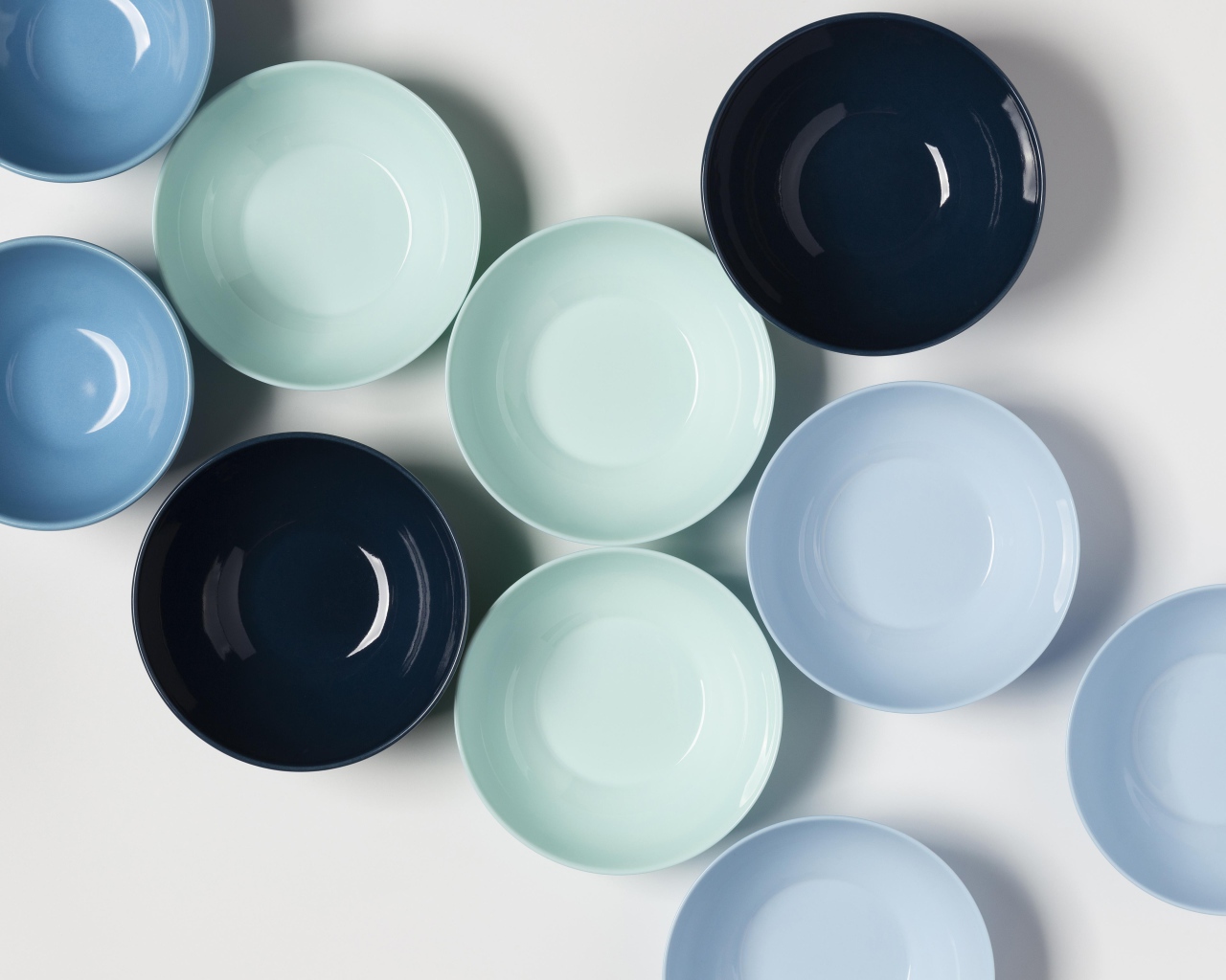 Разноцветные фарфоровые миски на столе 