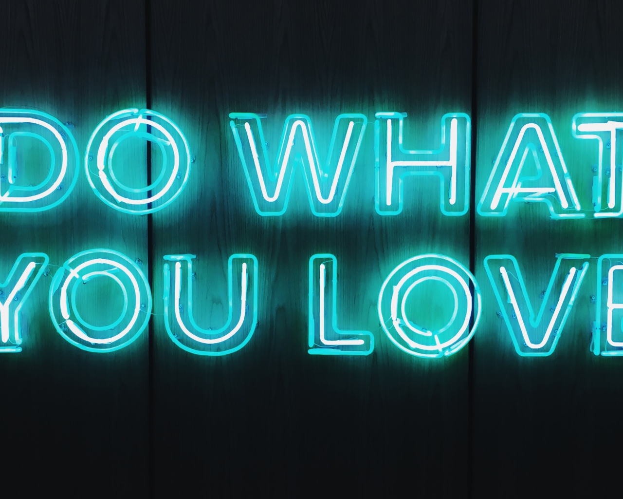 Неоновая надпись Do What You Love на деревянном фоне