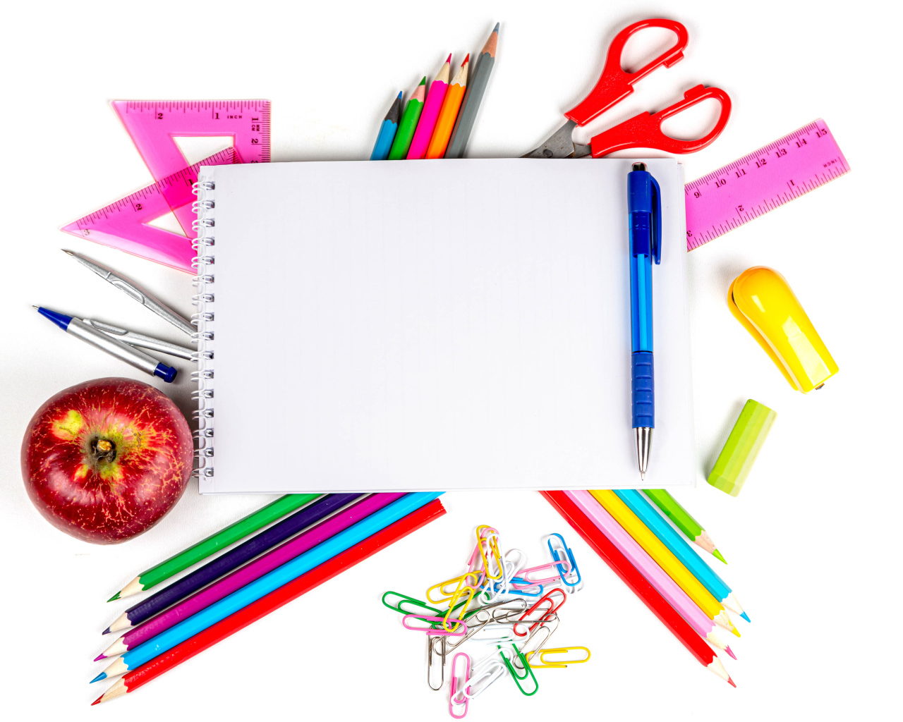 Канцелярские принадлежности на белом фоне с блокнотом 