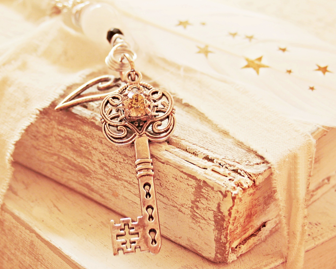 Старые книги с ключом на столе