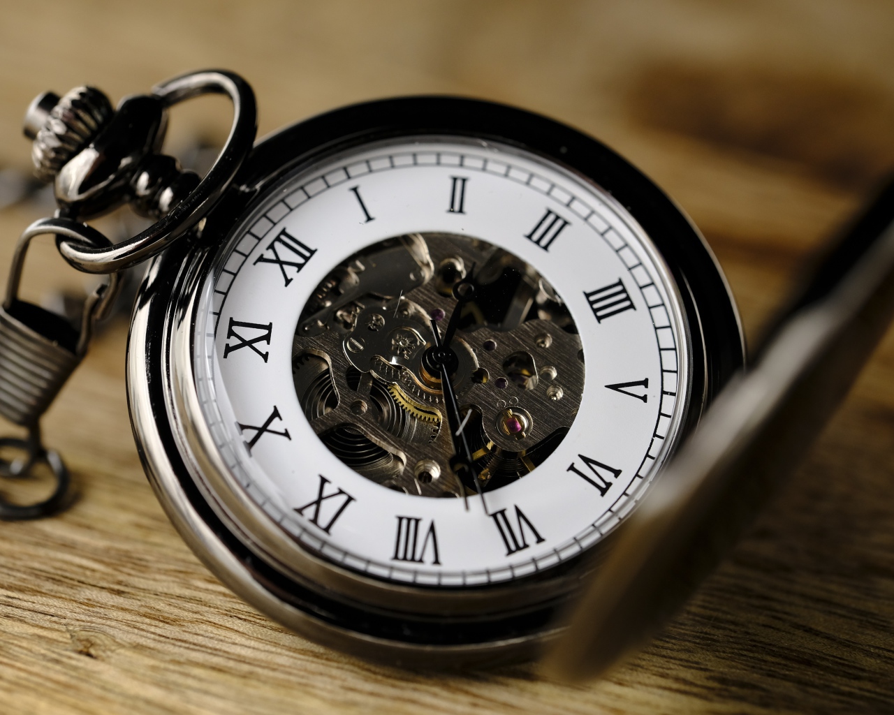 Старые карманные часы на цепочке 