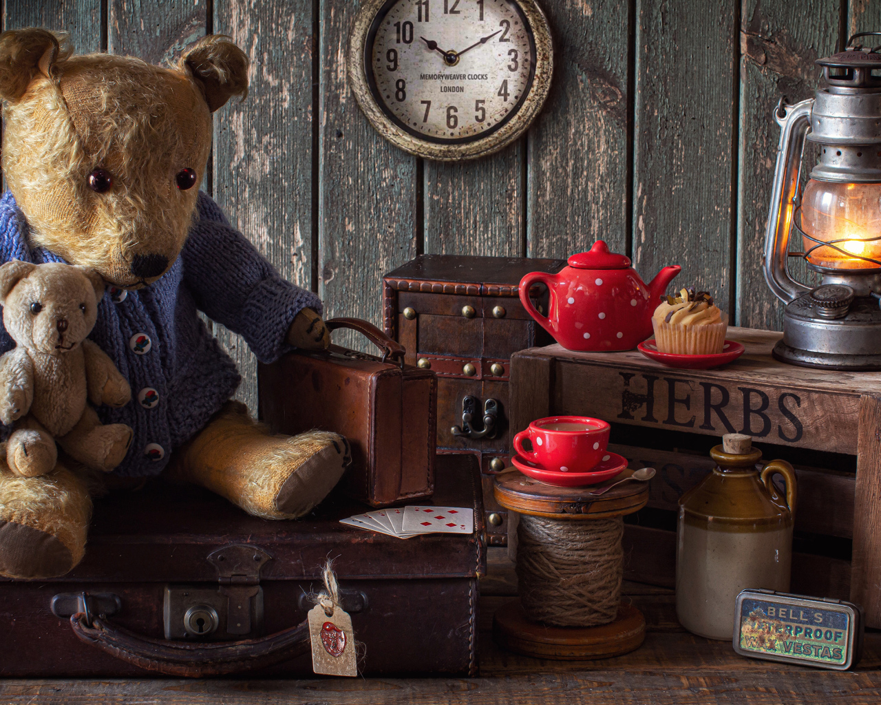 Старый медвежонок с игрушками на столе 