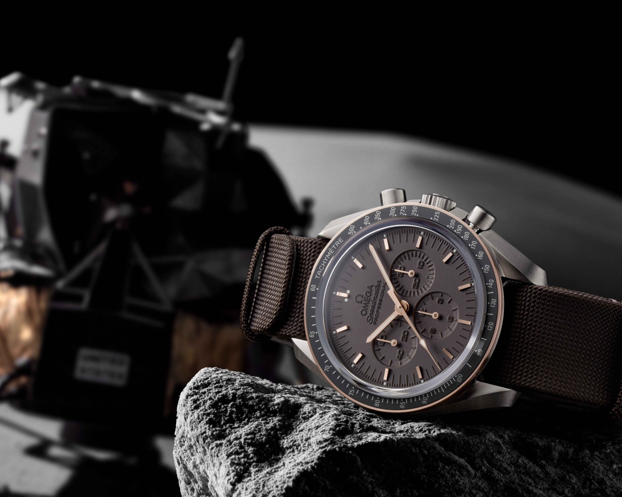 Мужские наручные часы Omega NASA лежат на камне