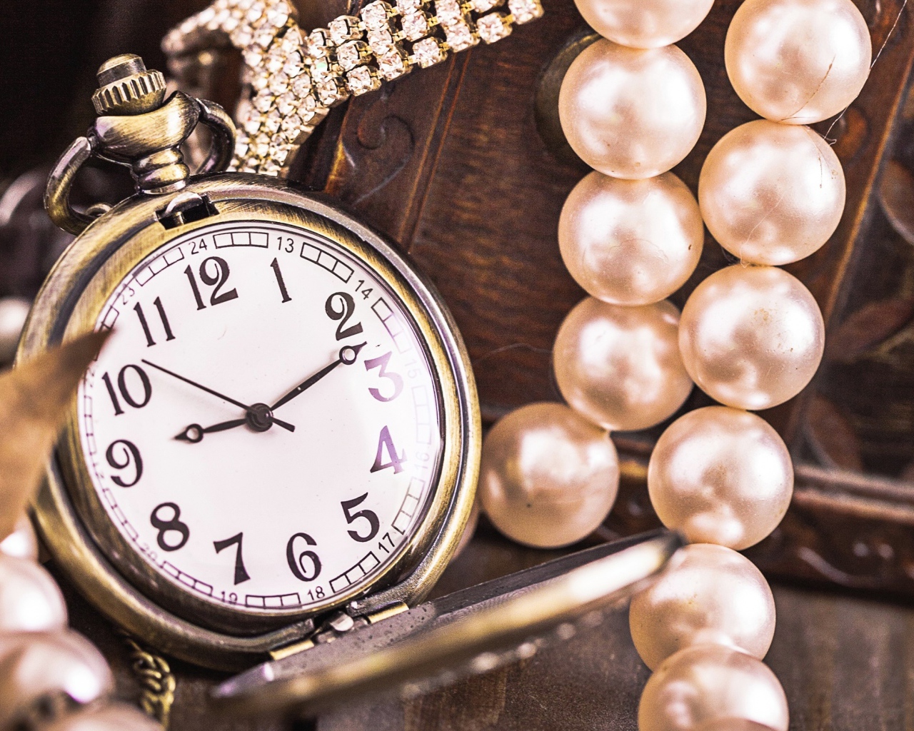 Карманные часы на цепочке с жемчужными бусами