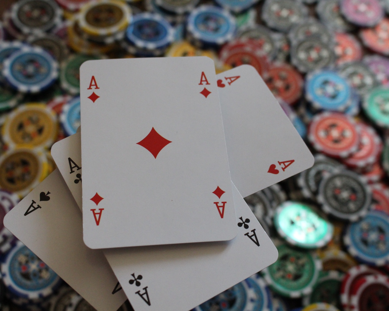 Карты и фишки для игры в покер 