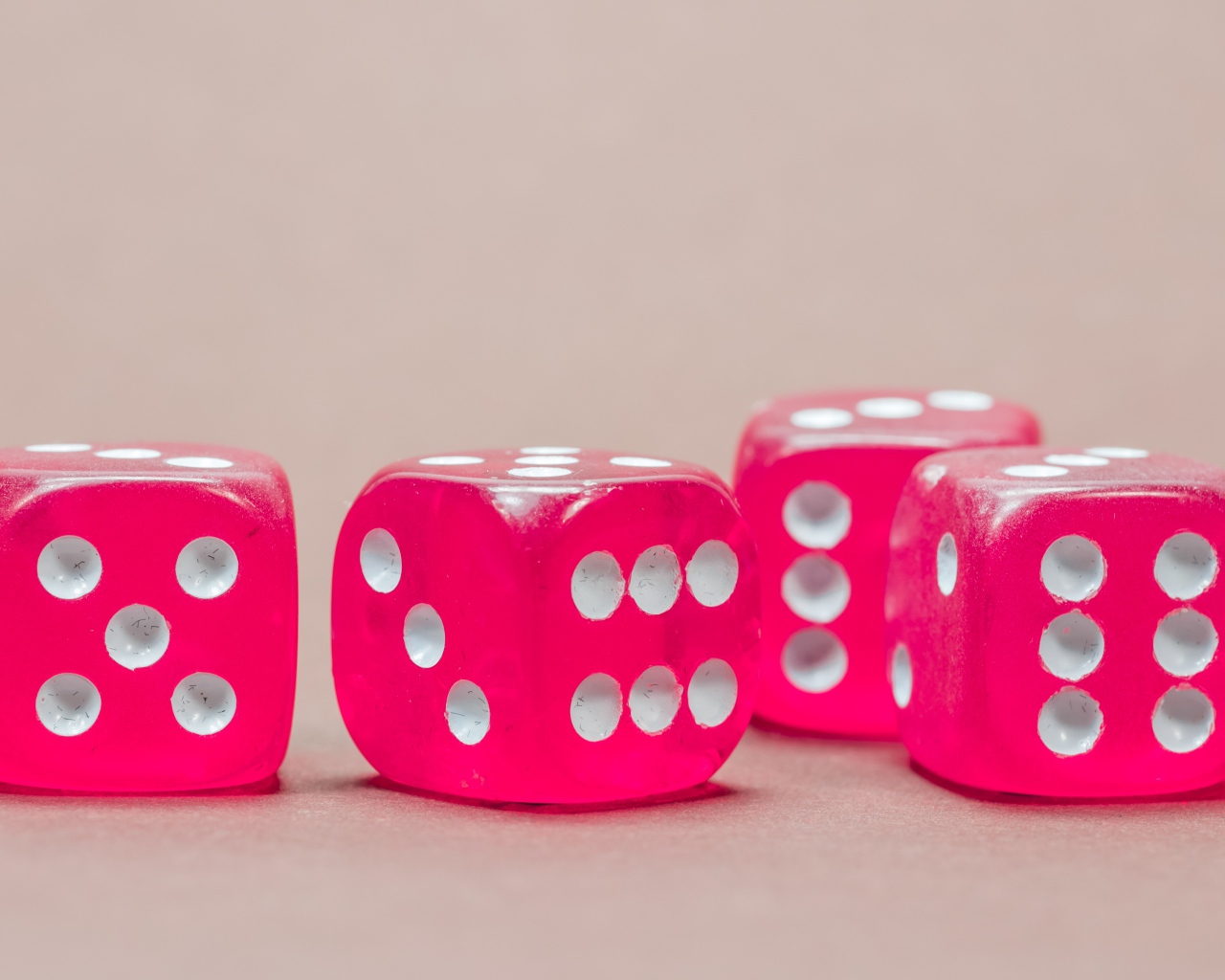 Красные игральные кости на сером фоне