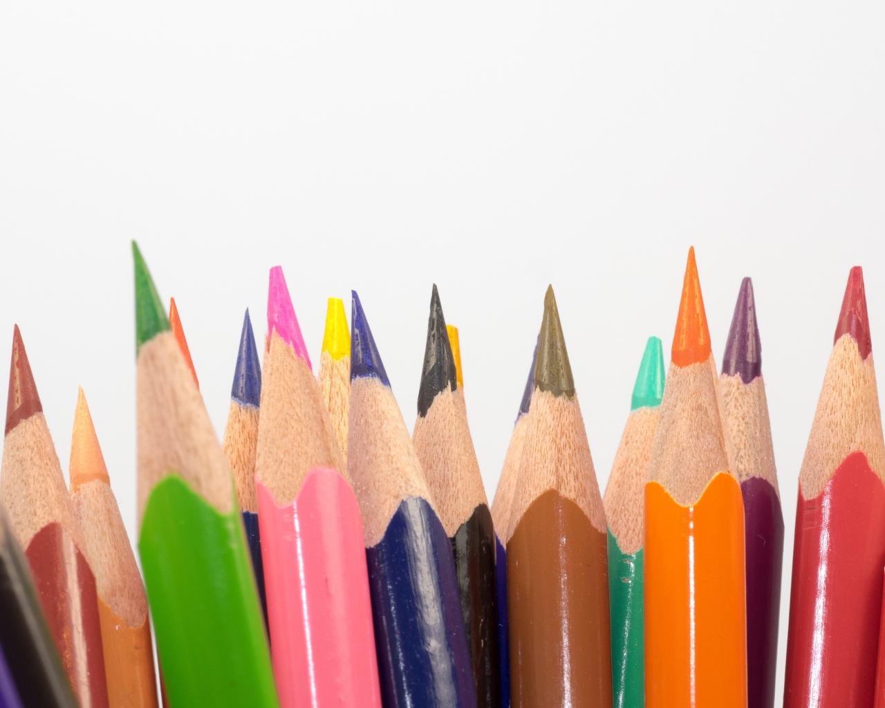 Острые разноцветные карандаши для рисования на белом фоне