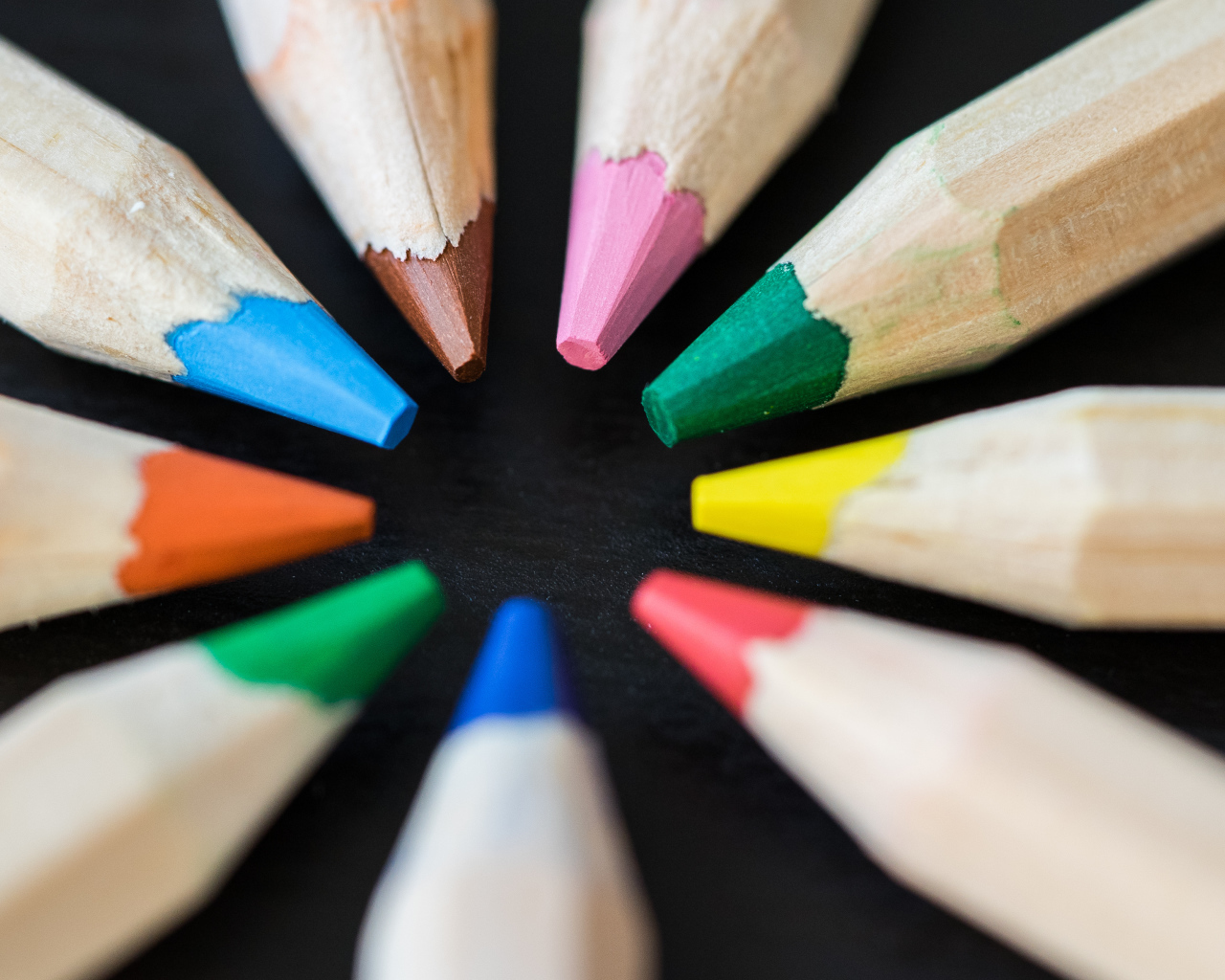 Заточенные разноцветные карандаши 