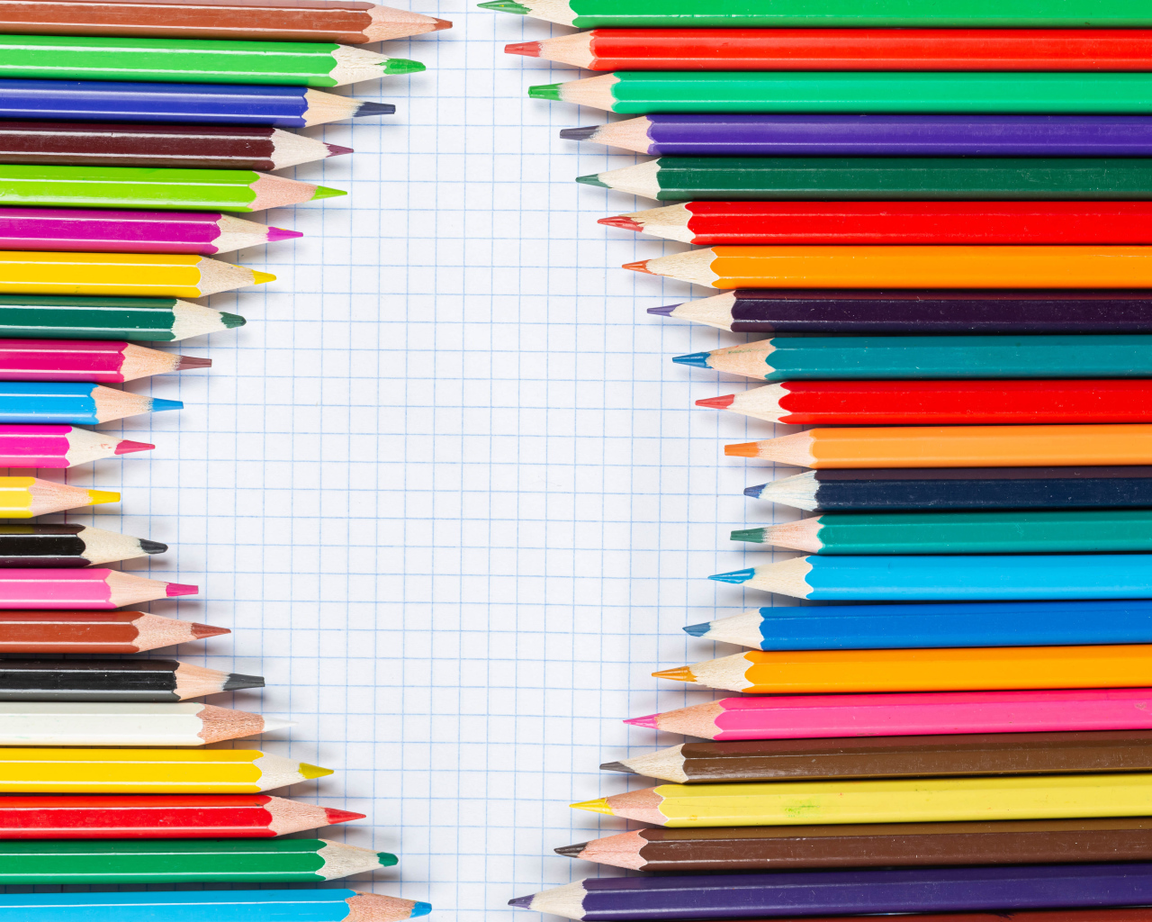 Заточенные разноцветные карандаши на листе тетради